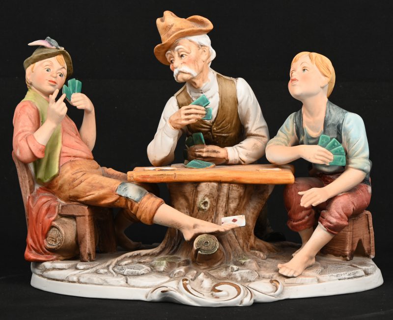 “De Valsspelers”. Een vintage meerkleurig biscuit beeld van 3 kaartspelers.