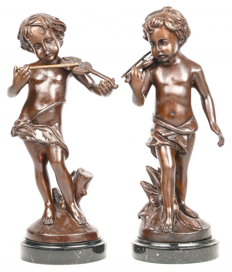 “Violistjes”. Een paar bronzen beeldjes op marmeren voet, onderaan gesigneerd, naar een werk van A. Moreau. Kleine herstelling met vermoedelijk soldeer.