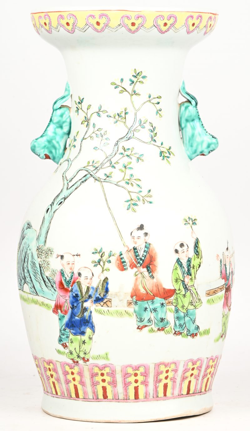 Een Chinees porseleinen vaas met figuratief decor.