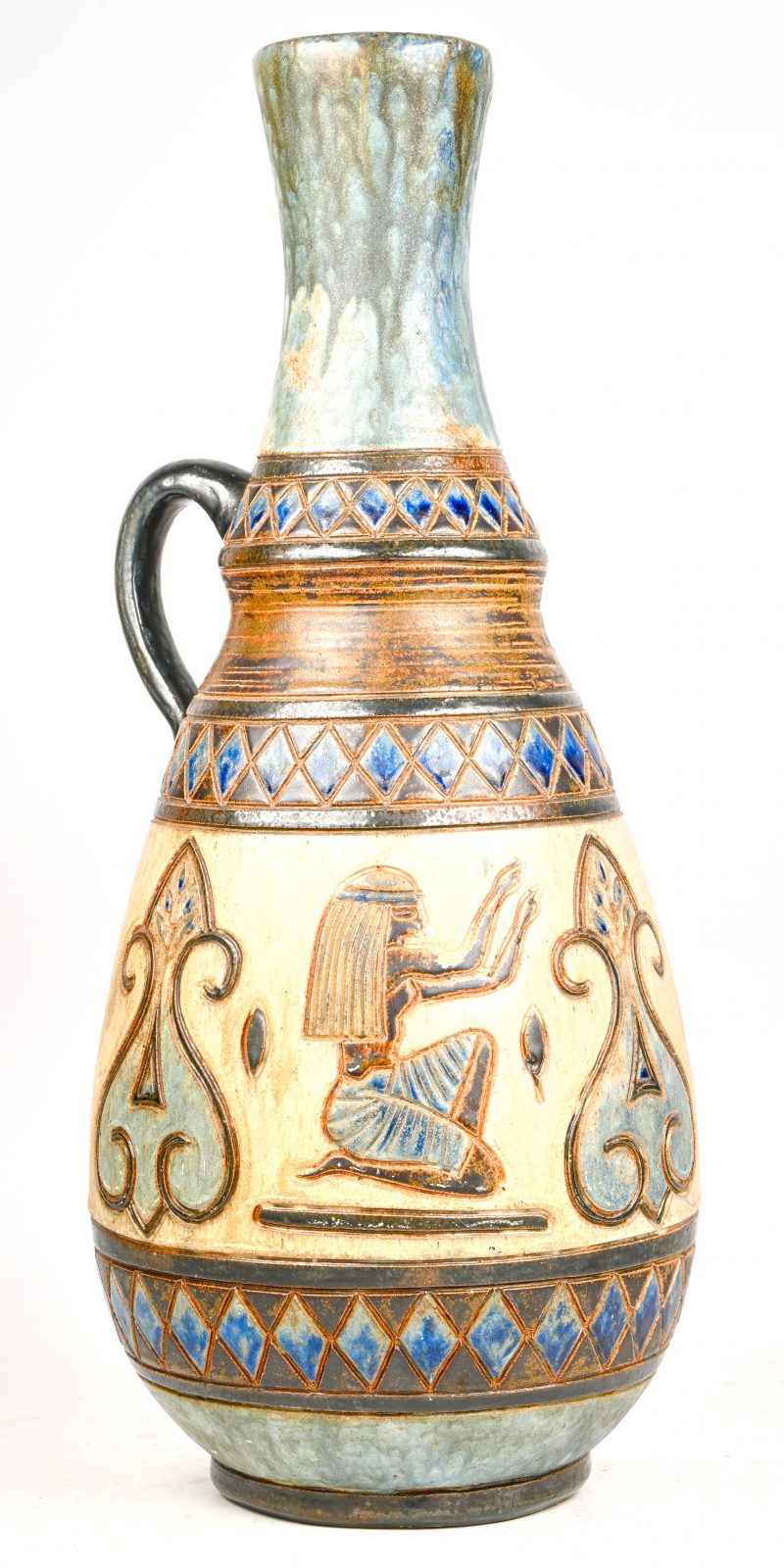 Een vintage aardewerken vaas met meerkleurig glazuur, versierd met een gegraveerd, Egyptisch geïnspireerd decor. Onderaan gemerkt.