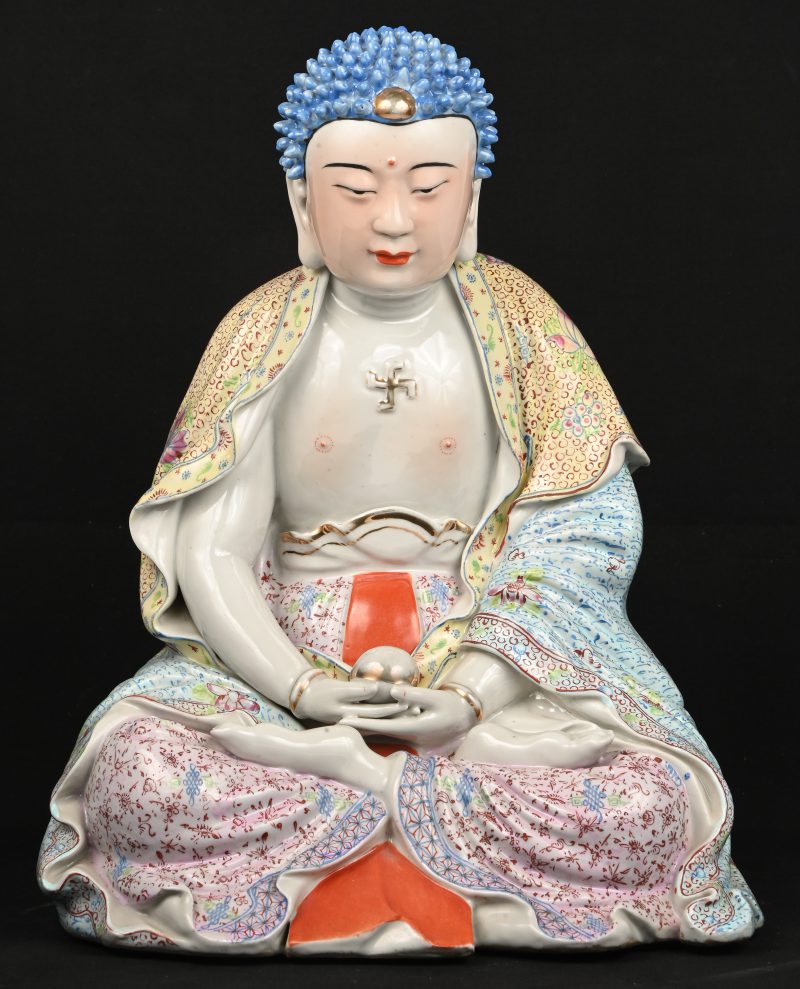 Een Chinees porseleinen beeld van Boeddha Shakyamuni, famille rose. 19/20e eeuw.