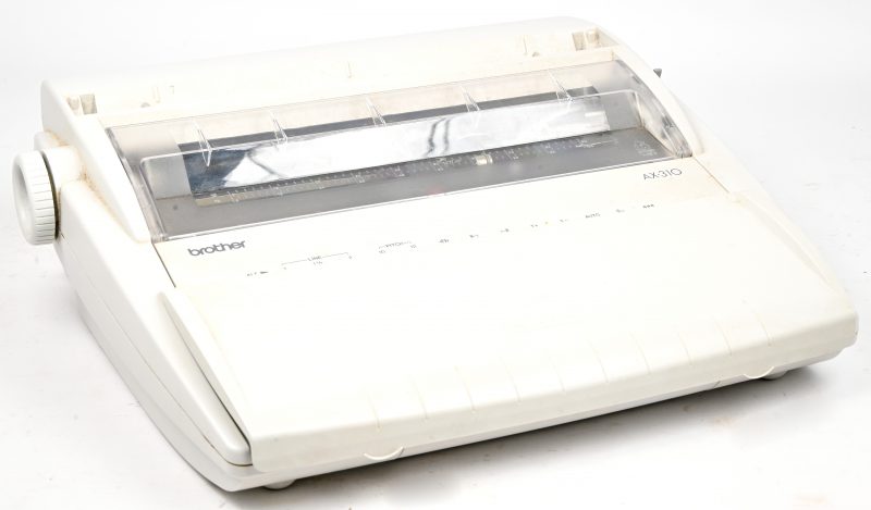 Een Brother schrijfmachine model AX-310.