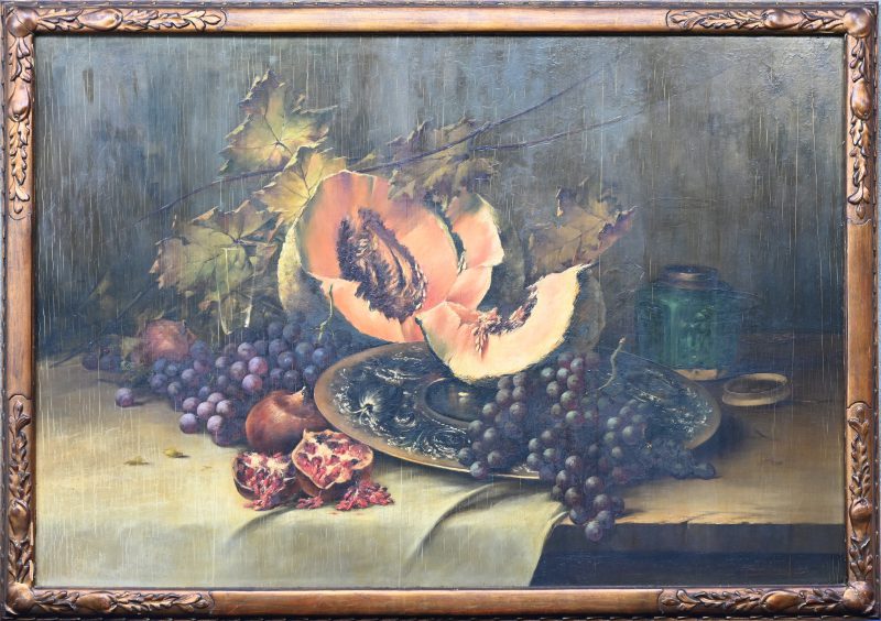 “Stilleven met fruit”. Een schilderij, olieverf op paneel. Onderaan onleesbaar gesigneerd.