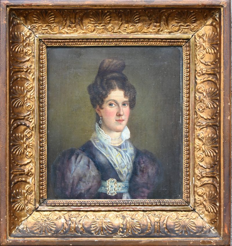 “Jeune femme au collier de perles". Een schilderij, olieverf op doek, gemaroufleerd. Verso label, toegeschreven aan Joseph Paelinck, eerste helft 19e eeuw.