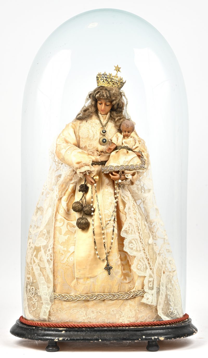 “Madonna met kind”. Een glazen antieke stolp met hieronder een wassen beeld.
