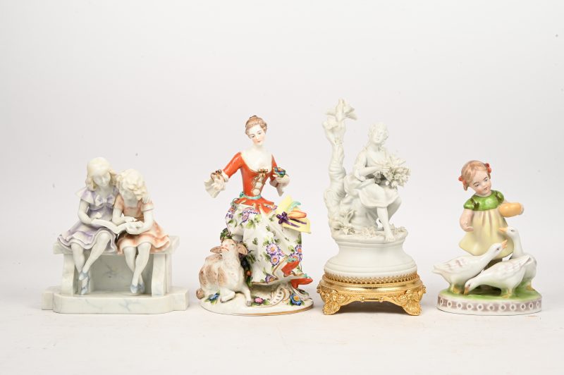 Een gevarieerd lot van vier beeldjes in porselein en biscuit bestaande uit twee stuks Capo-Di-Monte, één Gerold Porzellan en één Altenburg Saxony.