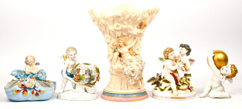 Een gevarieerd lot van vijf stuks porselein met engelen bestaande uit een vaas en vier beeldjes waarvan met schade.