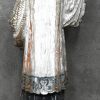 Een 19e eeuws heiligenbeeld in terracotta, onderaan gerestaureerd en mist één hand.