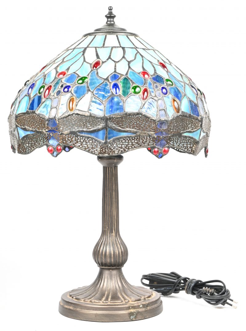 Een kunstbronzen tafellamp met glas in lood kap, in Tiffany stijl.