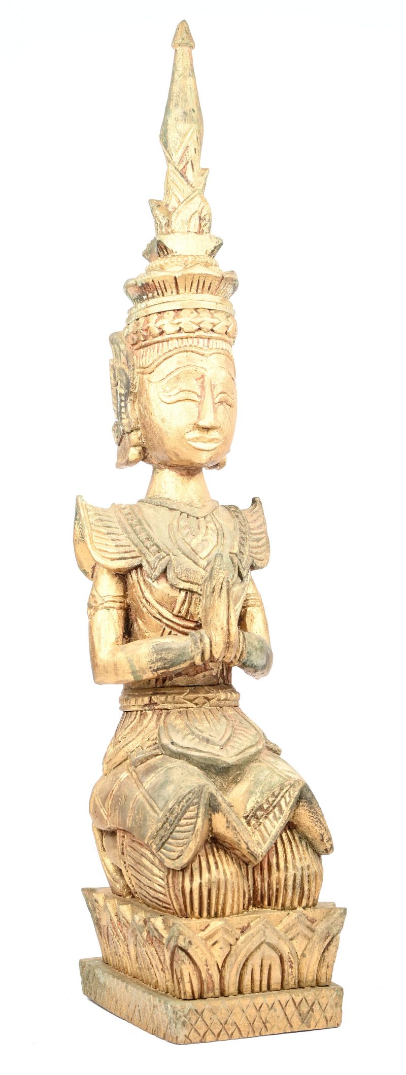 Een gesculpteerd Thais verguld houten beeld van een Tepphanom.