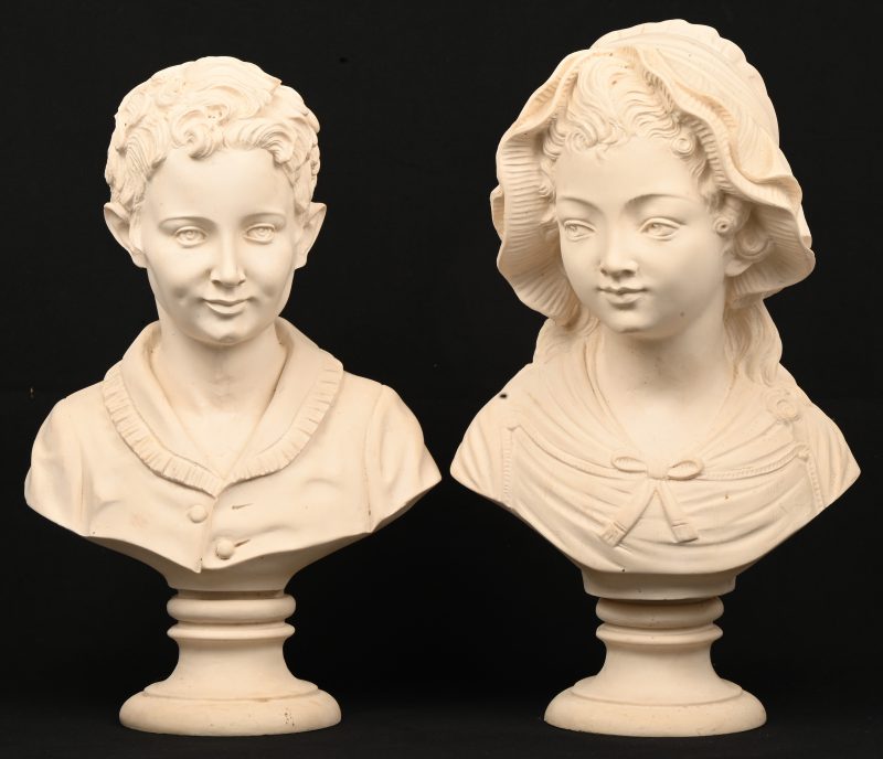 Een lot van 2 kunstoffen bustes van een jongen en meisje met hoofddeksel.