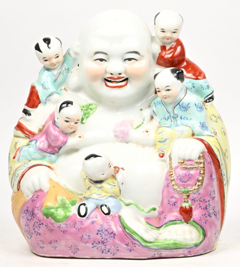 “Happy Buddha with 5 children”. Een meerkleurig Chinees porseleinen beeldje.