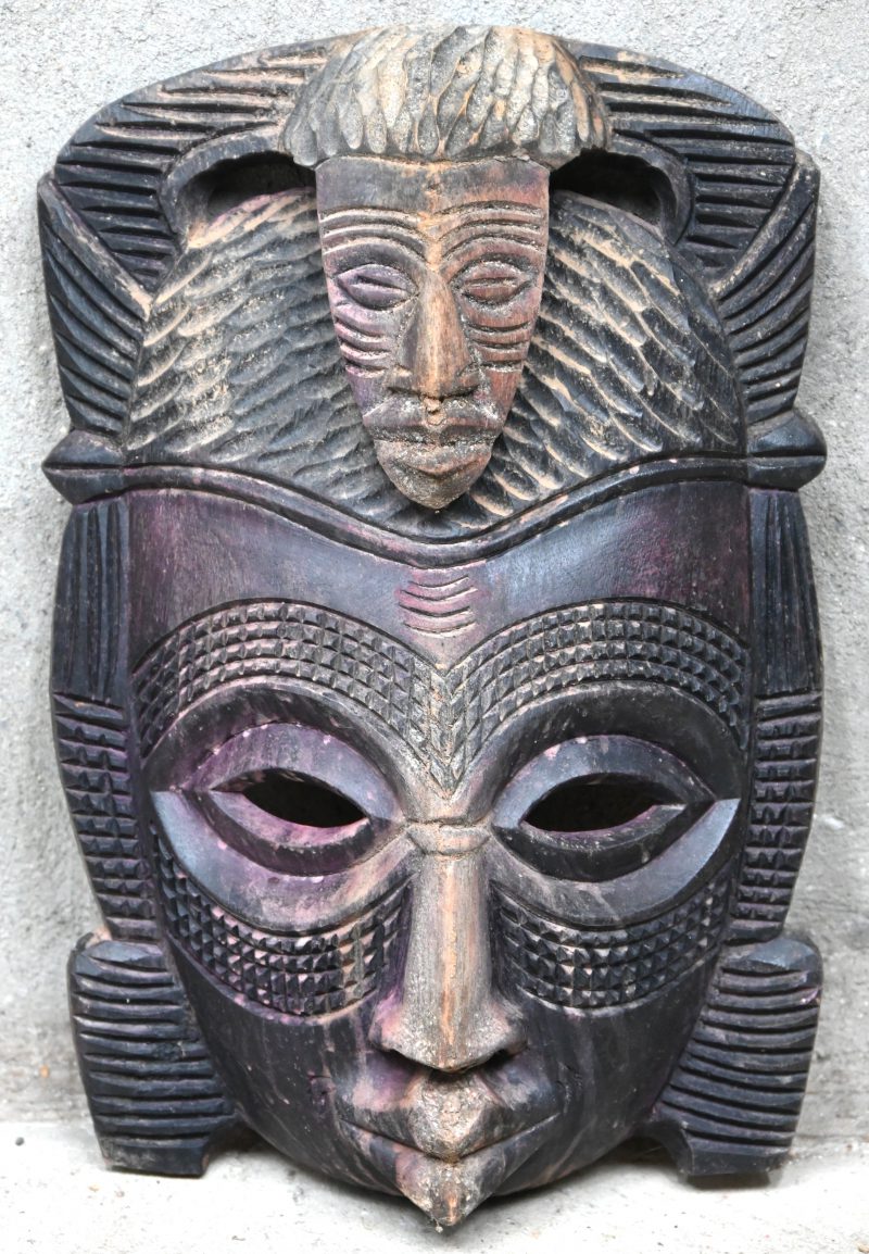 Een hout gesculpteerd Afrikaans masker.