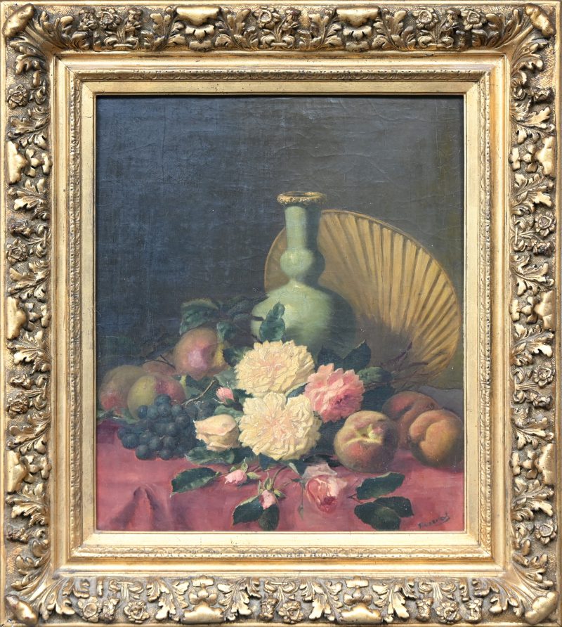 “Stilleven met vaas, fruit en bloemen”. Een schilderij, olieverf op doek. Onderaan gesigneerd. 19e eeuws.