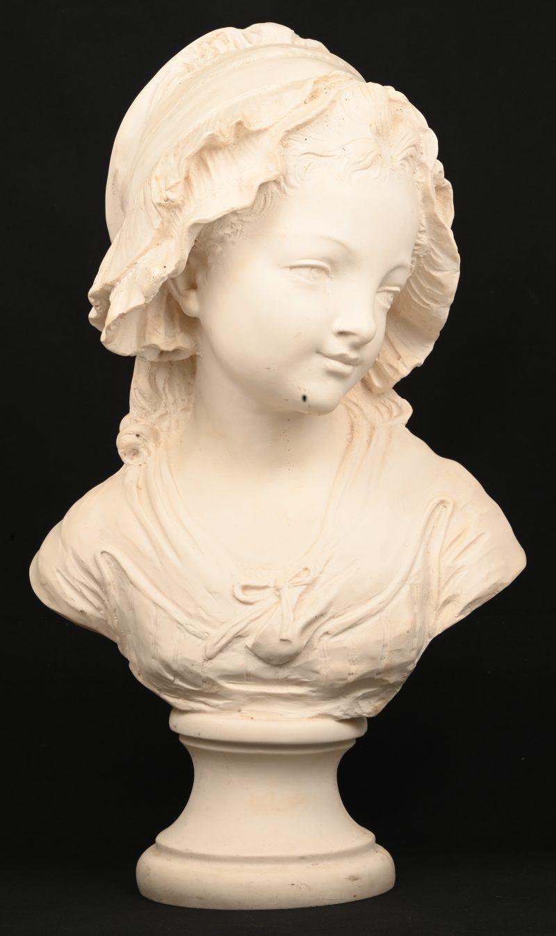 Een kunstoffen buste van een jonge dame met hoofddeksel.