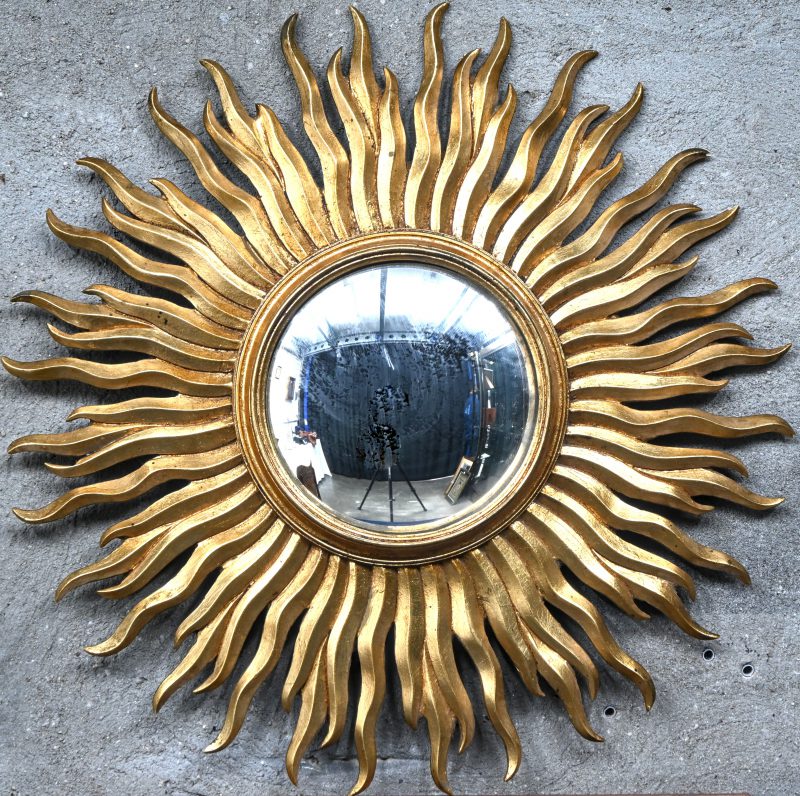 Een vintage houten “Witch-Eye” zonnespiegel met goudkleurig patina. Type Hollywood Regency, Sunburst Mirror. Circa 1960-70.