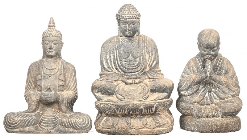 Een lot van 3 uit lavasteen gesculpteerde tuindecoratie Boeddha beeldjes.