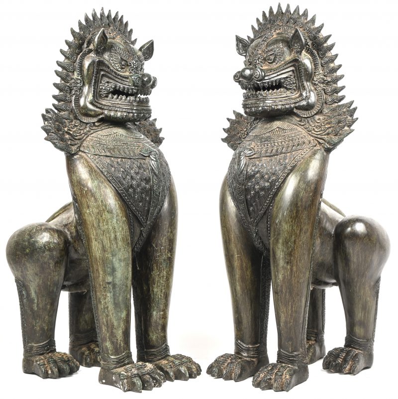 “Thaise Singha”. Een paar fijn gegoten, brons gepatineerd Boeddhistische tempelleeuw beelden.