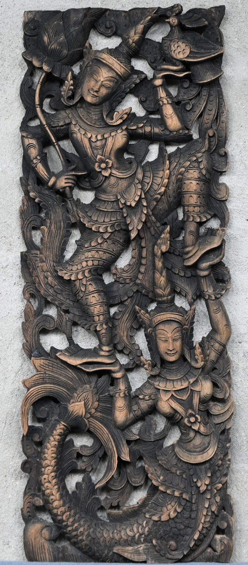 Een Indisch houten reliëf sculptuur met figuratief tafereel.