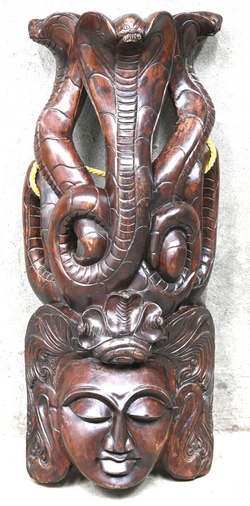 Een Aziatisch houten gesculpteerd masker van Naga Raksha met 3 Cobra’s.