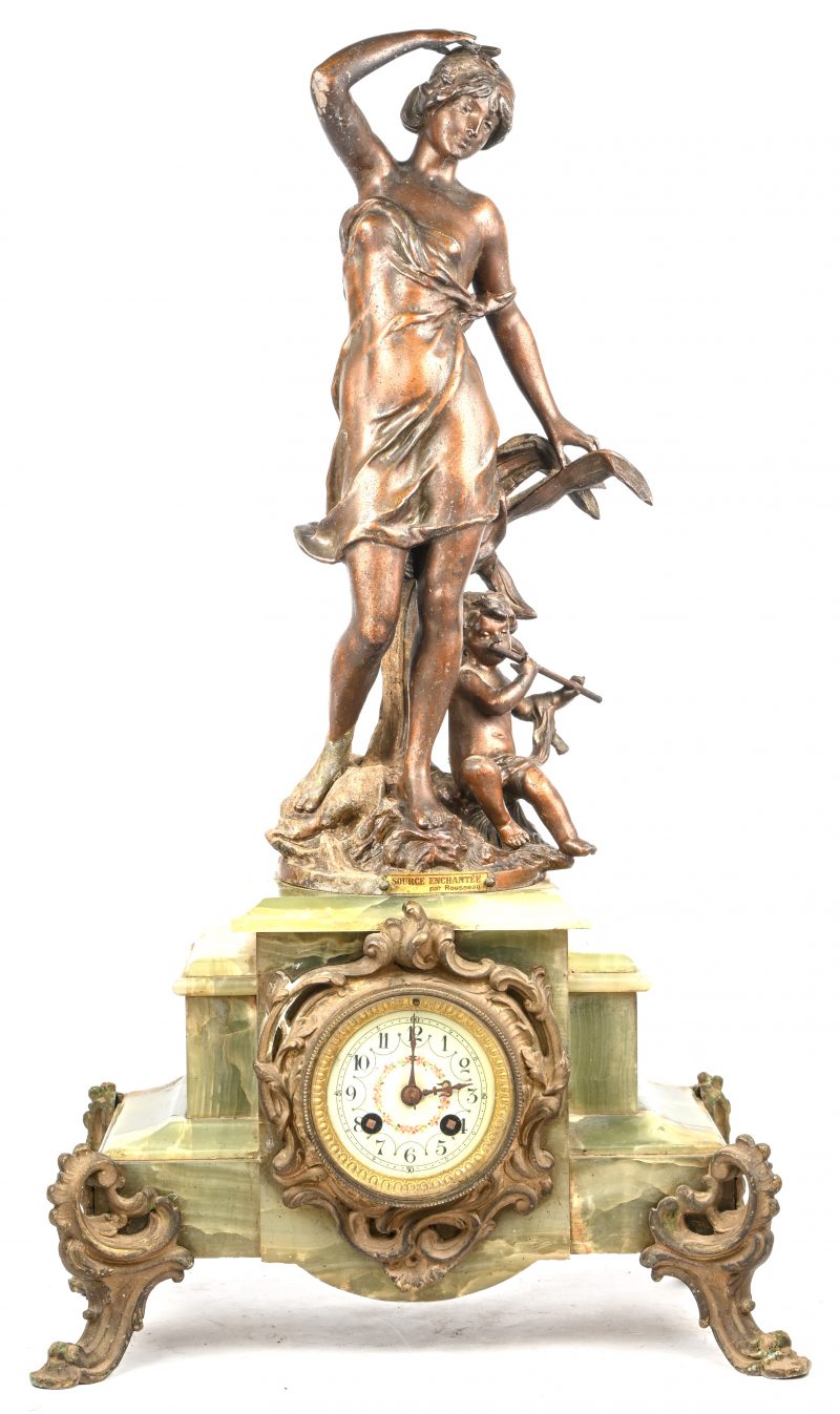 “Source Enchantée”. Een marmeren pendule met brons gegoten beeld naar Rousseau.