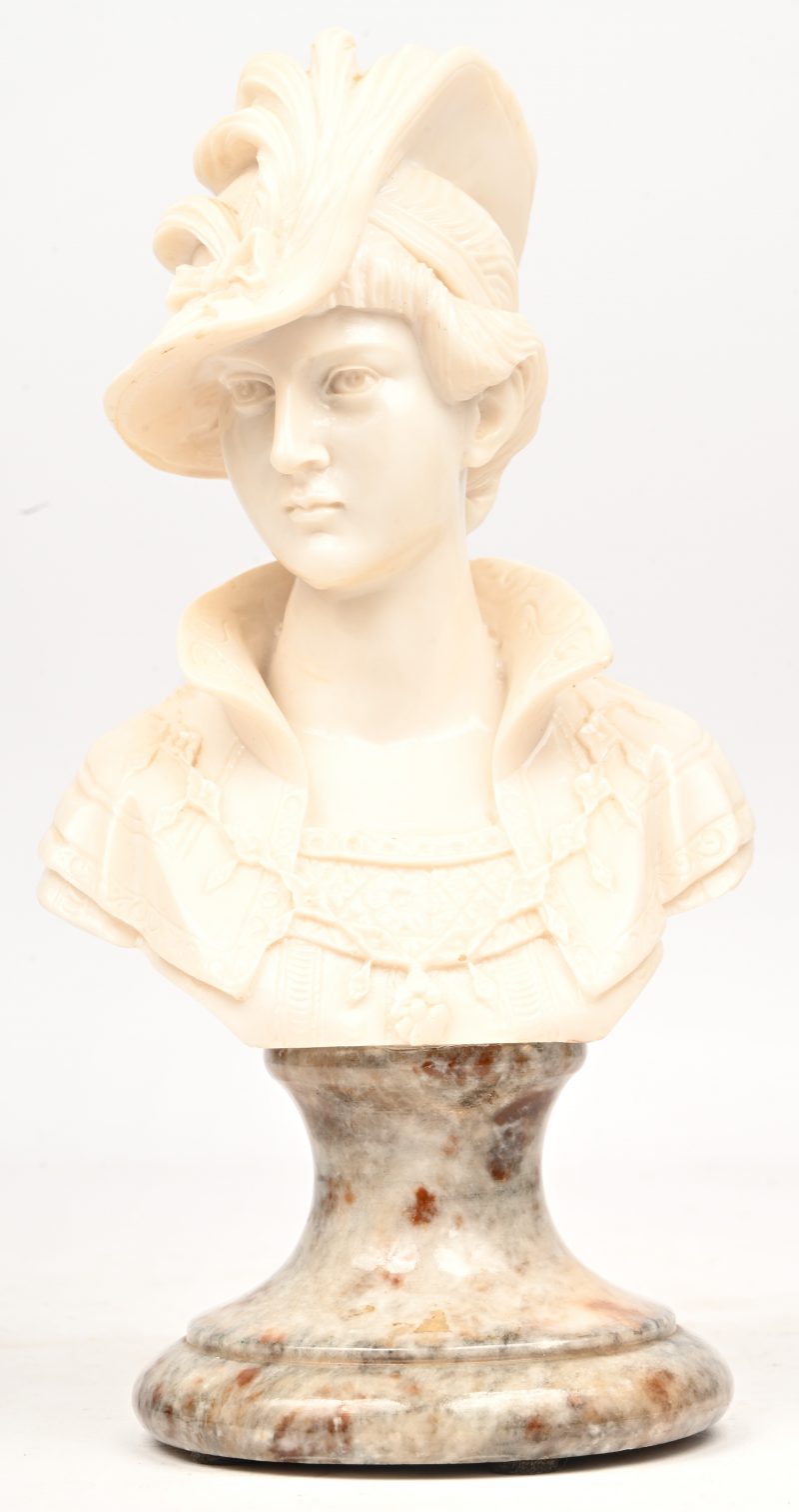 Een gegoten kunststof buste van een jonkvrouw op een marmeren sokkeltje.