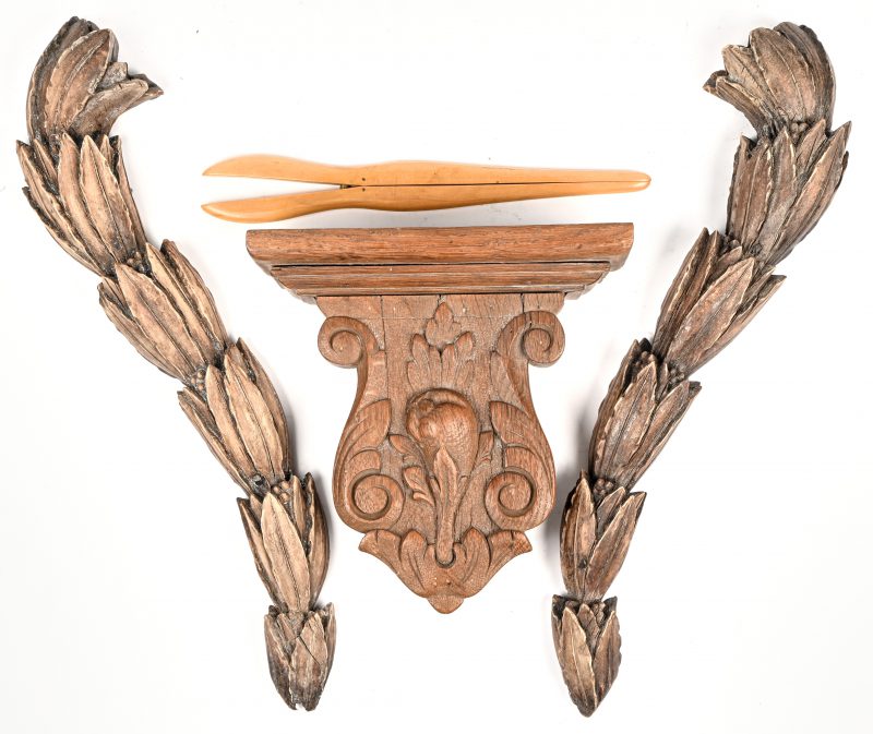 Een lot van 4 decoratieve houten stukken bestaande uit 2 guirlandes, een kleine console en een handschoentang.
