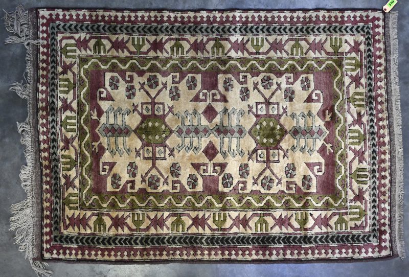 Een handgeknoopt Turks tapijt in wol op wol. Traditioneel geometrische tekening en typerend kleurenpallet. Met certificaat.