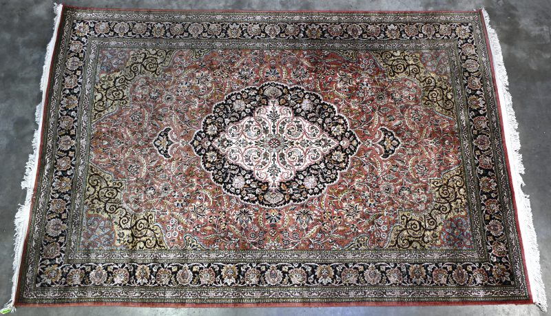 Een Indiaas handgeknoopt tapijt in Kashmir natuurzijde, gemerkt Kirhan. Sterk geëlaboreerde ranken -en bloementekening. Naar het 17e eeuws Shah Abbas ontwerp. Met certificaat.