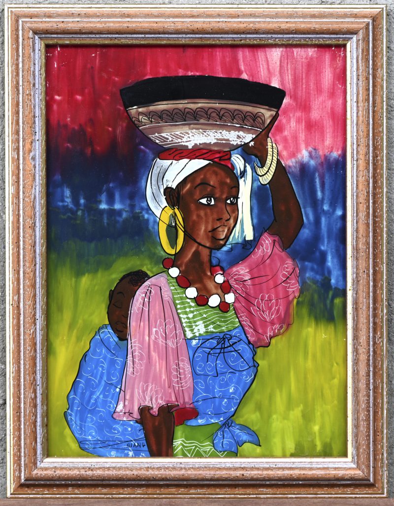 “Sous-verre”. Een Senegalees schilderij in glas van een Afrikaanse dame met kind op rug. Onderaan gesigneerd.