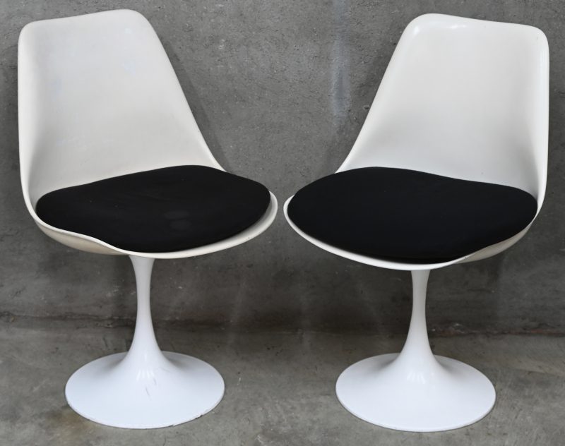 Een vintage replica set van 2 ‘Tulip-chairs’, naar het ontwerp van Eero Saarinen. 1 van de stoelen is ooit herspoten geweest.
