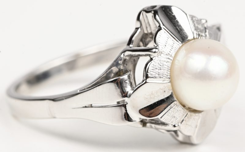 Een 18 K witgouden ring bezet met een parel.