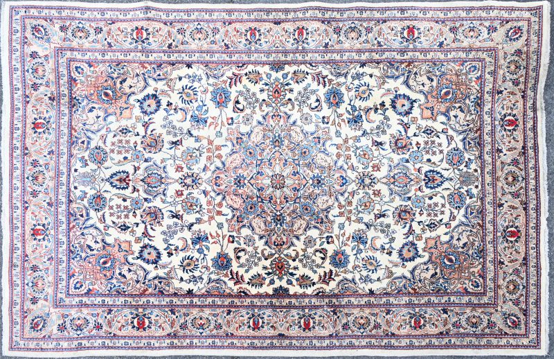 Een Iraans handgeknoopt tapijt met floraal decor. Met certificaat, genummerd 305/203.