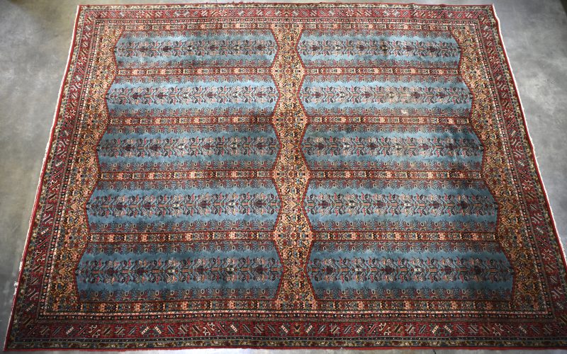 Een meerkleurig Perzisch tapijt met geometrisch patroon.