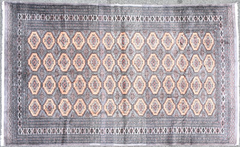 Een Pakistaans tapijt van wol.