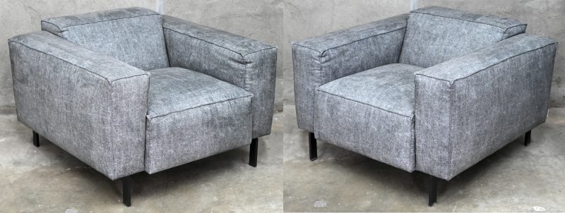 “Bank Cube”. Een paar Charcoal gestoffeerde fauteuils met koudschuim, waarop een dekbedlaag gevuld met siliconen en polyether-sticks, op metalen poten. Gemerkt VTWonen.