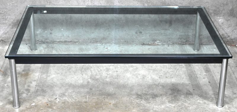 “LC10”. Een rechthoekig vintage design salontafel met mat zwart frame, gechromeerd metalen poten en glazen blad. Ontwerp door Le Corbusier, Pierre Jeanneret and Charlotte Perriand voor Cassina. Onderaan gemerkt, gesigneerd en genummerd.