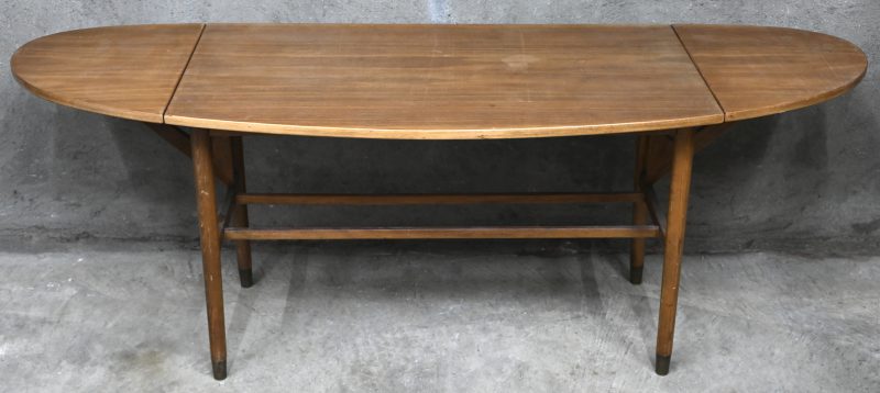 Een houten vintage, Scandinavisch design, salontafeltje met 2 uitklapbare zijden.