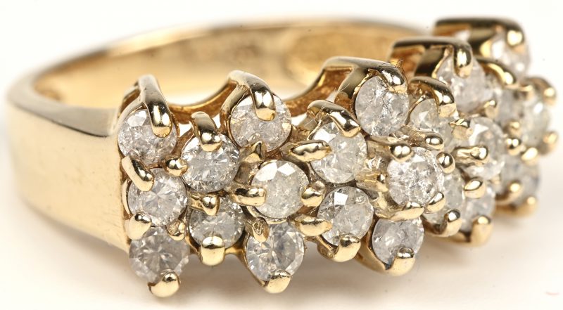 Een 10 kt geelgouden ring bezet met diamanten oude slijp met een gezamenlijk gewicht van 1,15 ct.