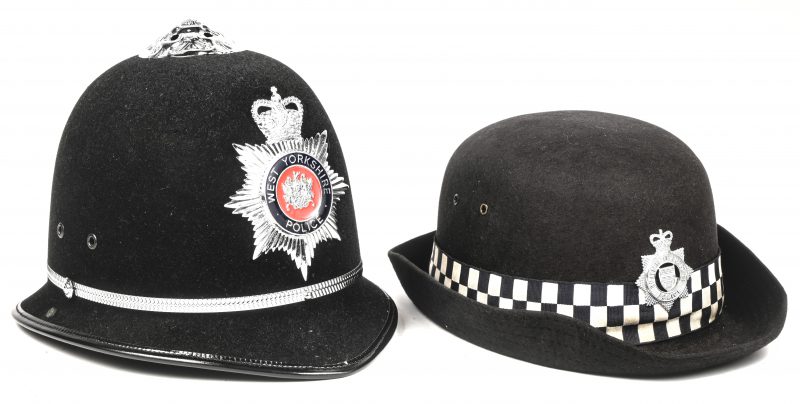 Een lot van twee Britse politiehoofddeksels, één Custodian helmet en een politiehoedje voor dames.