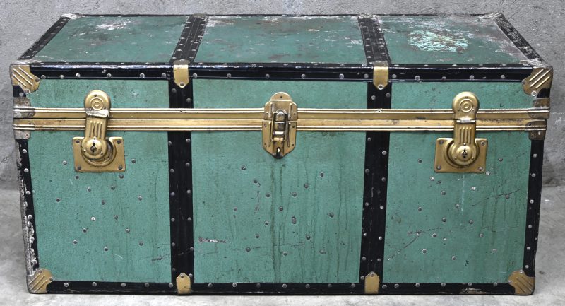 Een houten vintage met gepatineerd metaal belegde reiskoffer en vergulde messing elementen.