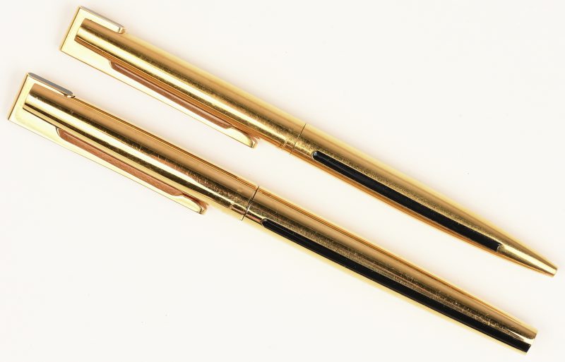 Een set van 2 pennen, waarvan 1 vulpen en 1 balpen. 18kt 750.