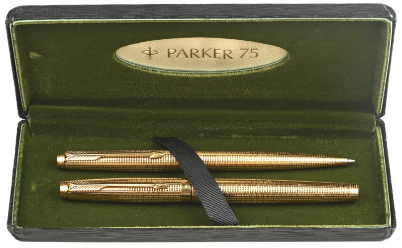 Een set van 2 pennen, waarvan 1 vulpen en 1 balpen. 14kt point USA, Parker 75, in originele doos.
