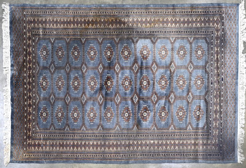 Een Pakistaans handgeknoopt wollen tapijt.