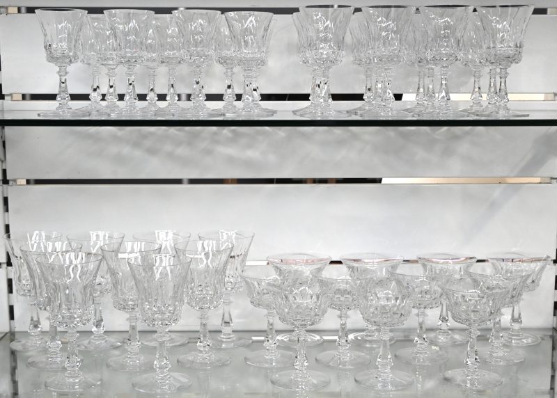 Een uitgebreid kleurloos kristallen glasservies bestaande uit 4 sets: 9 waterglazen (1 schilfer), 11 coupes, 12 rode (1 schilfer) en 11 witte wijnglazen (1 schilfer). Sommige stukken gesigneerd.