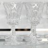 Een uitgebreid kleurloos kristallen glasservies bestaande uit 4 sets: 9 waterglazen (1 schilfer), 11 coupes, 12 rode (1 schilfer) en 11 witte wijnglazen (1 schilfer). Sommige stukken gesigneerd.