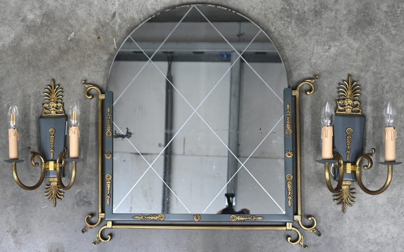 Een spiegel in Regency stijl met twee bijhorende appliques.