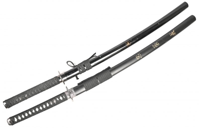 Een lot van twee decoratieve replica samurai zwaarden.