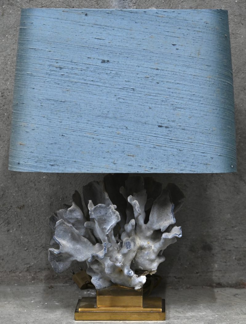 Een vintage tafellamp met blauw koraal en zijn originele blauw stoffen kap. Het koraal is her en der licht beschadigd.