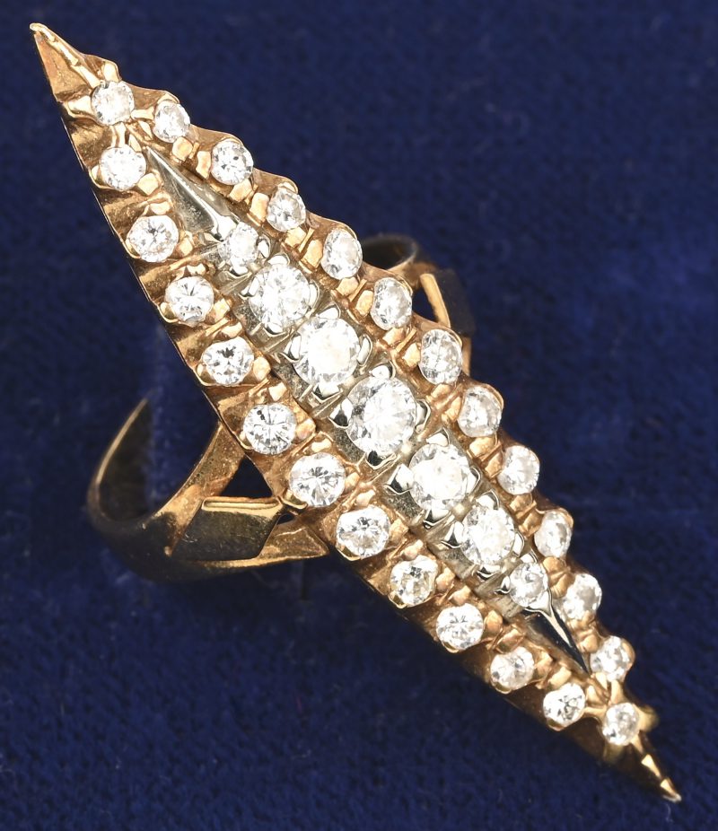 Een 18 kt geelgouden ring bezet met briljanten met een gezamenlijk gewicht van +- 1,58 ct.